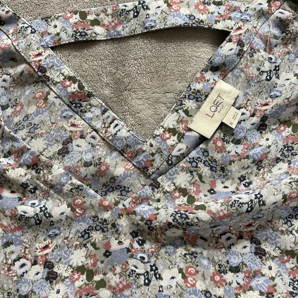 Amazing Womens long sleeve blouse from LOFT SZ-XL. worn once light pink/blue